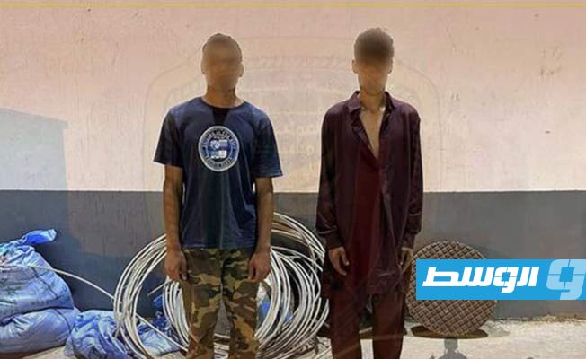 متهمان رفقة أسلاك وأغطية صرف عثر عليها خلال حملة أمنية في مصراتة. (قوة العمليات المشتركة)