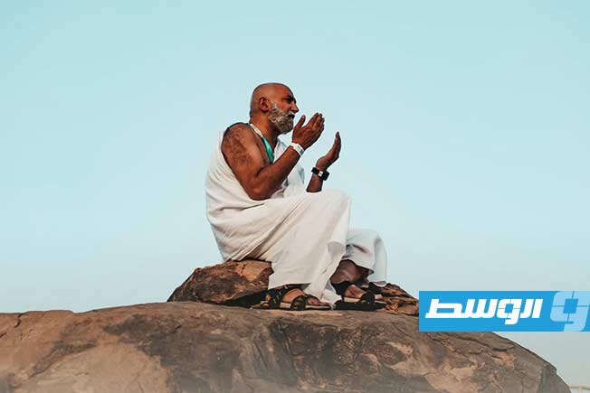 حاج ليبي يتضرع إلى الله على صعيد عرفات، 26 مايو 2026. (هيئة الحج والعمرة)