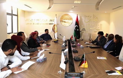 رايزدون زينينغا يلتقي مجموعة من أعضاء مجلس النواب يمثلون طرابلس وبنغازي ومرزق وورشفانة، الإثنين 17 أبريل 2023 (البعثة الأممية)