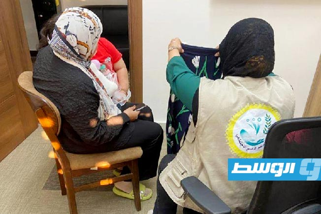 فريق من وزارة الشؤون الاجتماعية يتفقد حالة الطفلة رواسي بدار الطفل في طرابلس، 6 يوليو 2025 (وزارة الشؤون الاجتماعية)
