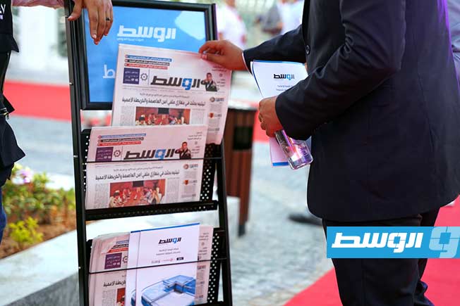 توزيع نسخ «الوسط» خلال المؤتمر السنوي الأول للإعلام العربي في بنغازي الذي استمر ثلاثة أيام من 15 إلى 17 سبتمبر 2025. (الوسط)