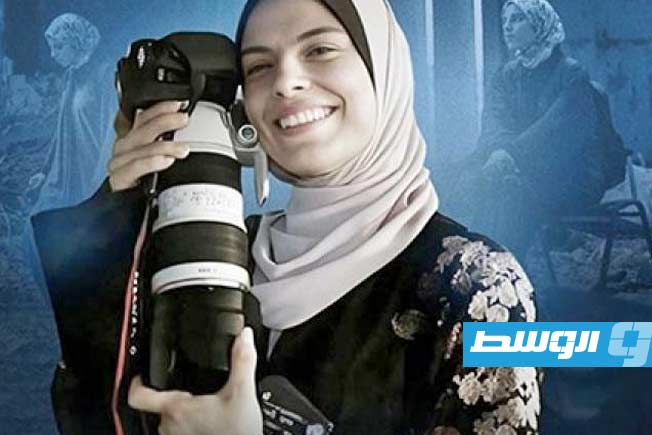 الشهيدة المصورة الصحفية فاطمة حسونة موضوع الفيلم الوثائقي «ضع روحك على كفك وامشِ» للمخرجة الإيرانية سبيده فارسي الذي سيعرض فى مهرجان كان السينمائى. (الإنترنت)