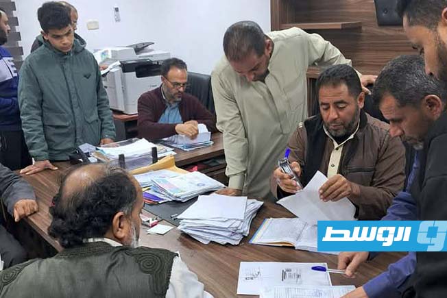 موظفون ببلدية الأصابعة خلال فحص أوراق تعويض الأسر المتضررة من الحرائق الغامضة (الإنترنت)