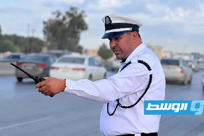 شرطي يسير الحركة المرورية في طريق المطار بطرابلس، 12 أكتوبر 2025 (مديرية أمن طرابلس)