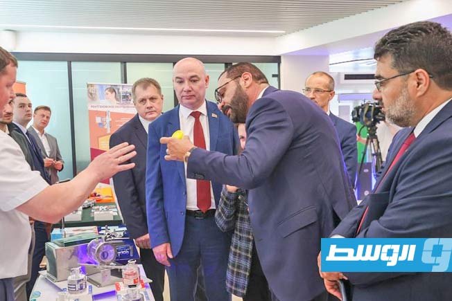 جانب من زيارة وزير الصحة في الحكومة المكلفة من مجلس النواب، عثمان عبدالجليل، معرض للمعدات الطبية وسيارات الإسعاف في مينسك، 1 يوليو 2025. (وكالة بيلتا البيلاروسية)