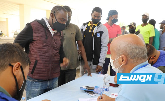 حملة تطعيم ضد «كورونا» في سوق الجمعة، 27 أكتوبر 2021. (مركز مكافحة الأمراض)