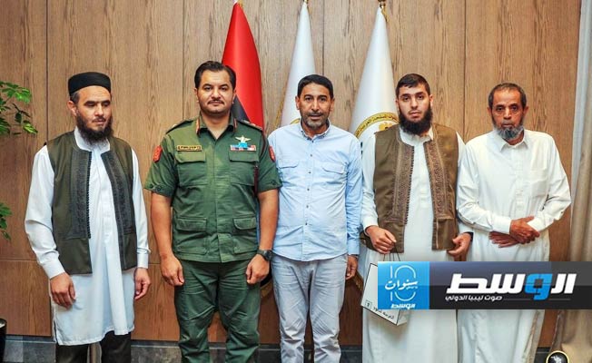 تكريم المتسابق بعد عودته، من قبل رئيس أركان القوّات البرية الليبية الفريق صدّام حفتر. (أخبار وزارات حكومة ليبيا)