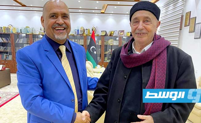 المستشار عقيلة صالح والنائب عبدالهادي الصغير في مكتبه بالقبة. (النائب عبدالهادي الصغير)