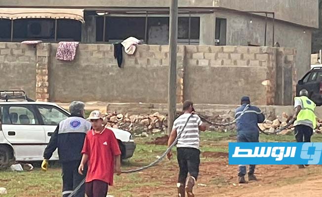 فنيو شركة الكهرباء يجرون إصلاحات بمنطقة هضبة الحمر، 26 سبتمبر 2023. (شركة الكهرباء)