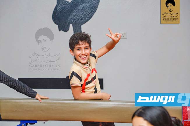 طفل مشارك فى العروض (فيسبوك)