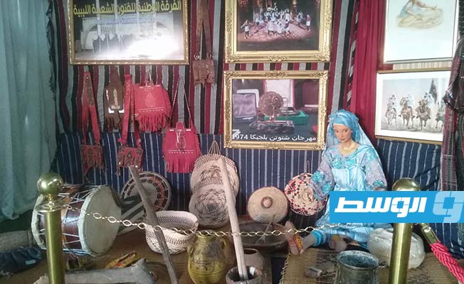 جانب من فعاليات المعرض الفني. (بوابة الوسط)