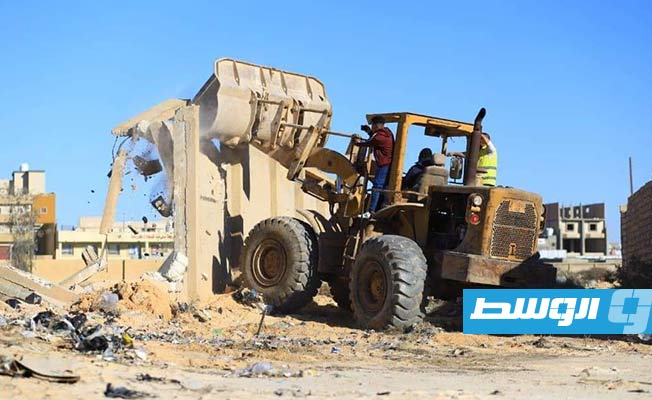 إزالة الاعتداءات على أرض المركز الثقافي في أجدابيا. (الإنترنت)