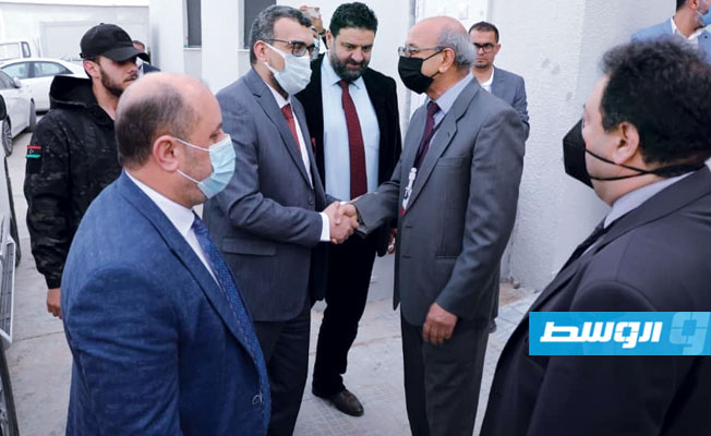 جانب من تفقد رئيس اللجنة المركزية لانتخابات المجالس المحلية سالم بن تاهية لجان الاقتراع في سوق الجمعة، 3 أبريل 2021 (اللجنة)