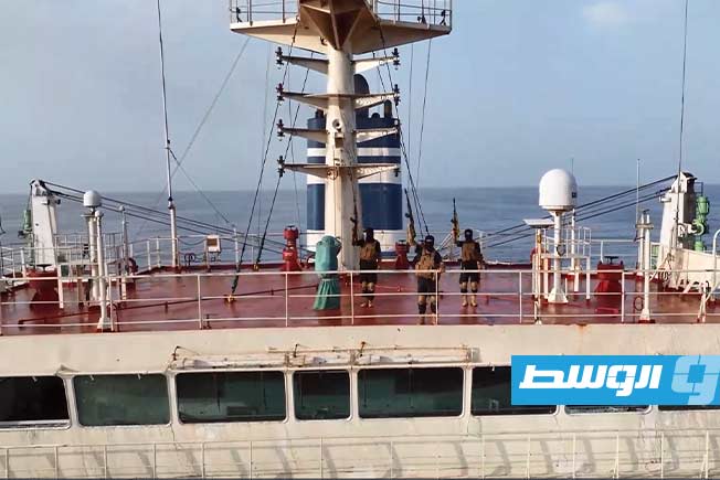لقطة مثبتة للحظات استيلاء الحوثيين وإغراق السفينة «ماجيك سيز» في البحر الأحمر. (الإنترنت)