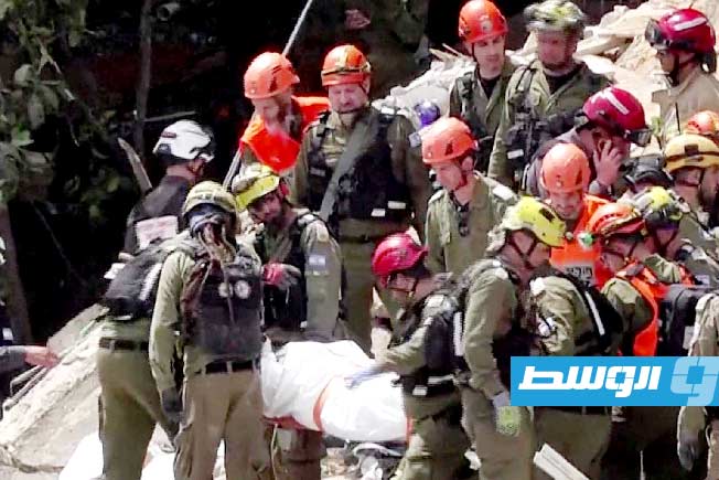 عمليات إنقاذ بين أنقاض مبنى في حيفا أصيب بصاروخ إيراني، 6 أبريل 2026. (أ ف ب)
