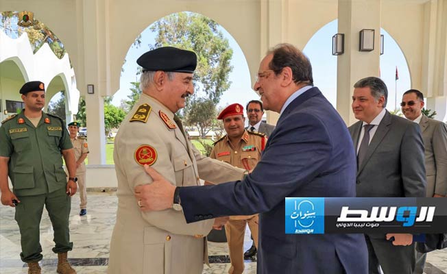 حفتر يناقش في بنغازي مع رئيس المخابرات المصرية الأزمة السياسية الليبية