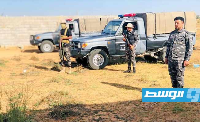 عناصر تابعة لإدارة إنفاذ القانون توقف تعديات على منتزه على طريق المطار في طرابلس، 31 أكتوبر 2023. (إدارة إنفاذ القانون)