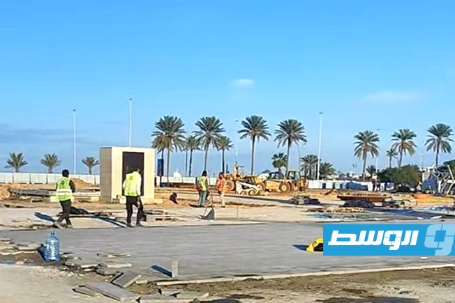 جانب من أعمال الصيانة بميدان الشهداء. (طرابلس الآن)