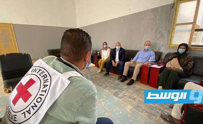 نائب رئيس اللجنة الدولية للصليب الأحمر جيل كاربونييه خلال لقاء بالعاملين في مجال الرعاية الصحية وممثلي سكان حي الكايخ في قصر بن غشير، جنوب طرابلس، 7 يونيو 2021. (فيسبوك)
