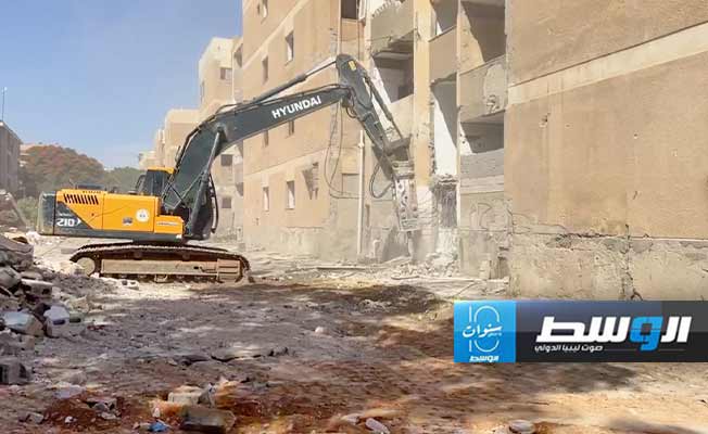 جانب من أعمال إزالة عمارات سكنية بمنطقة القوشي في مصراتة، 14 سبتمبر 2024 (الشركة العامة لخدمات النظافة بمصراتة)