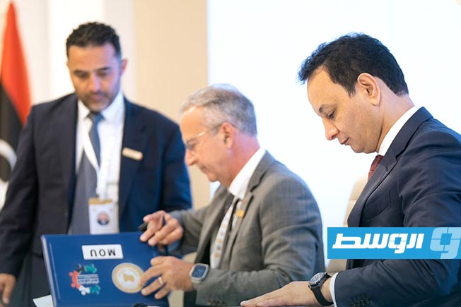 مدير صندوق التنمية وإعادة إعمار ليبيا بلقاسم حفتر يوقع مذكرة تفاهم مع إحدى الشركات الإيطالية خلال منتدى بنغازي، الأربعاء 25 يونيو 2025 (صفحة الصندوق على فيسبوك)