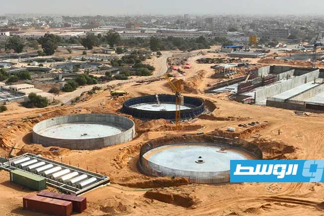 من تواصل الأعمال الإنشائية بمحطة معالجة مياه الصرف الصحي بالهضبة الخضراء، 13 فبراير 2026. (منصة حكومتنا)