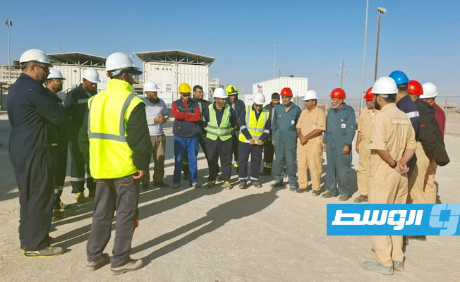 موظفون بشركة الخليج العربي للنفط خلال تجربة تشغيل مولد جديد بحقل النافورة (الشركة)