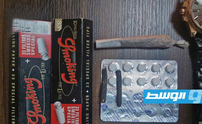 مضبوطات مع المتهمين بسرقة المنازل في بنغازي. (مديرية أمن بنغازي)