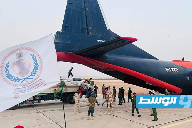 شحنة مواد غذائية وطبية مرسلة من «القيادة العامة» إلى غات لمواجهة تداعيات السيولة، الجمعة 29 مايو 2026 (صفحة رئاسة أركان القوات البرية على فيسبوك)