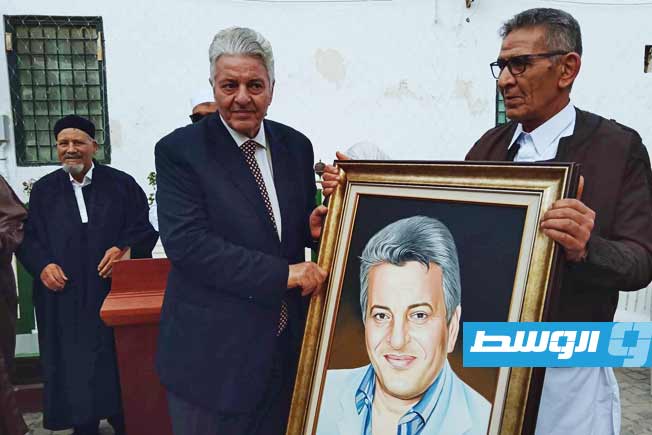 تكريم الكاتب والصحفي محمود البوسيفي خلال احتفالية بيت إسكندر للفنون. (بوابة الوسط)