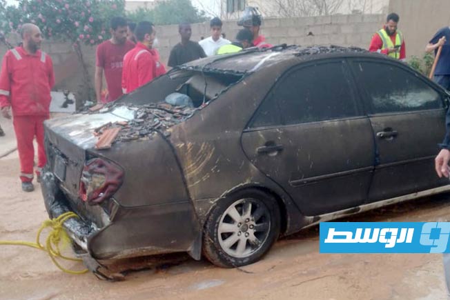فرق الإطفاء تحاول إطفاء الحريق في أحد المنازل بمدينة الأصابعة (غرب ليبيا)، 14 أبريل 2025. (هيئة السلامة الوطنية)