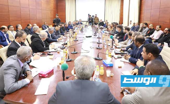 جانب من اجتماع وزيري الإسكان والحكم المحلي بحكومة الوحدة الوطنية الموقتة مع بعض عمداء البلديات، وزارة الإسكان، 7 مارس 2022. (الوزارة)
