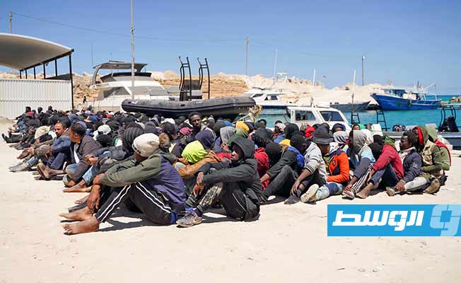 مهاجرون غير شرعيين جرى إنقاذهم على متن قارب هجرة غير شرعية قرب ساحل الماية الليبي. (الإدارة العامة لأمن السواحل فرع الغربية)