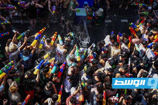 محتفلون يلعبون بالماء احتفالاً بعيد سونغكران، الذي يمثل رأس السنة التايلاندية، في بانكوك، تايلاند، 13 أبريل. (رويترز- شاليني ثيراسوبا)