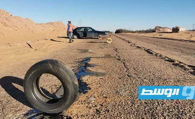 الحملة التطوعية لـ«إماطة الأذى» على طريق سبها – وادي الآجال. (بوابة الوسط)