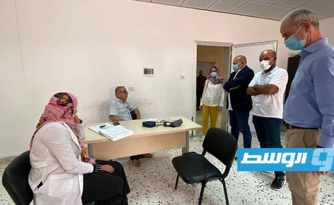 نائب رئيس اللجنة الدولية للصليب الأحمر جيل كاربونييه خلال لقاء بالعاملين في مجال الرعاية الصحية وممثلي سكان حي الكايخ في قصر بن غشير، جنوب طرابلس، 7 يونيو 2021. (فيسبوك)