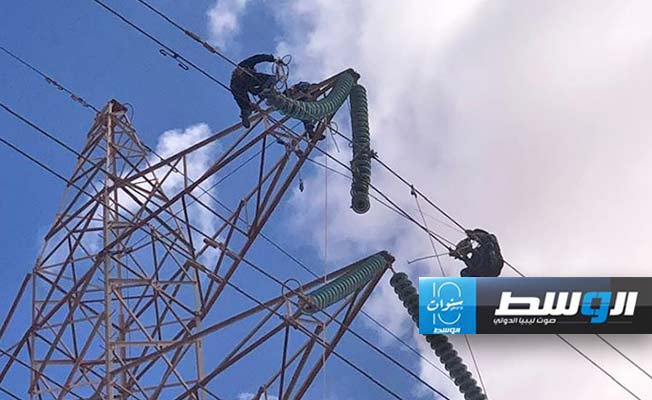 من أعمال الصيانة على دائرة كهرباء سرت - البريقة، 25 أكتوبر 2024. (شركة الكهرباء)