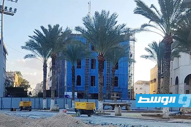 جانب من أعمال الصيانة بميدان الشهداء. (طرابلس الآن)