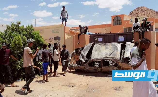 متظاهرون غاضبون لحظة إغلاق مبنى بلدية بنت بية بالجنوب الليبي، 3 أغسطس 2022. (بوابة الوسط)