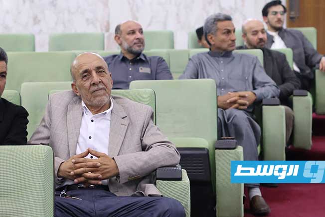 جانب من فعاليات توقيع كتاب «مرافعة العكاز والقلم: سيرة إدريس الطيب ونصوصه»، للكاتبة والباحثة خيرية فرج حفالش في ملتقى التغيير بمدينة البيضاء في 7 مايو 2026. (صفحة المؤلفة على فيسبوك)