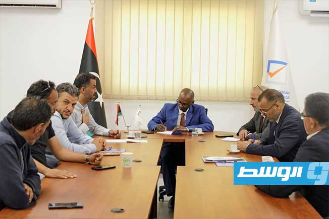 اجتماع عضو مجلس مفوضية الانتخابات أبوبكر مرده مع مسؤولي مكتب الإدارة الانتخابية بنغازي، 9 أكتوبر 2025. (مفوضية الانتخابات)