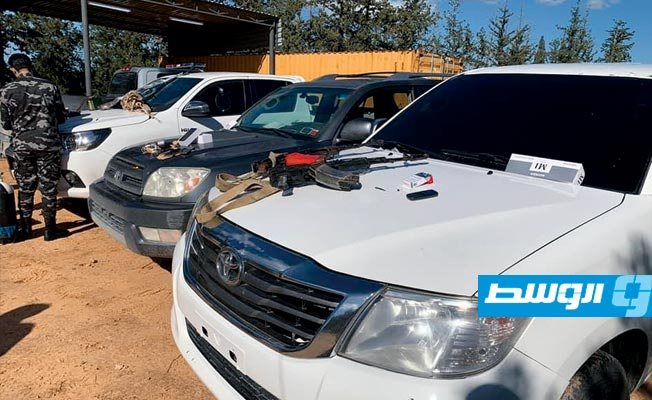المضبوطات مع الخمسة المتهمين بتجارة المخدرات في مستشفى الخمس التعليمي