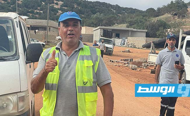 فنيو شركة الكهرباء يجرون إصلاحات بمنطقة هضبة الحمر، 26 سبتمبر 2023. (شركة الكهرباء)