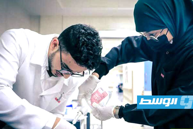جانب من إسعاف أحد المصابين في مستشفى «بن سينا» التعليمي في سرت، الأحد 8 يونيو 2025 (فيسبوك)