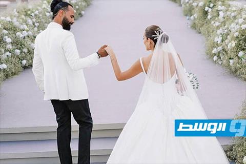 أمينة خليل حديث مواقع التواصل الاجتماعي بفستان زفاف أنثوي وهادئ
