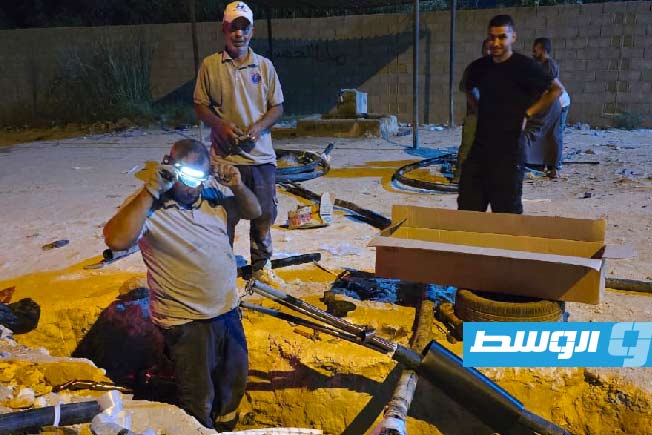 جانب من أعمال صيانة كابل رئيسي مغذي لمنطقتي بوعطني والبيبسي في بنغازي، 26 أغسطس 2025. (وزارة الكهرباء)