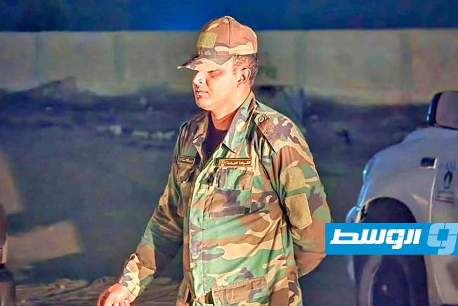 جندي يشارك في مراسم تشييع جندي «استُشهد» بهجوم لعناصر تشادية، 17 مايو 2025. (صلاح ناصف)