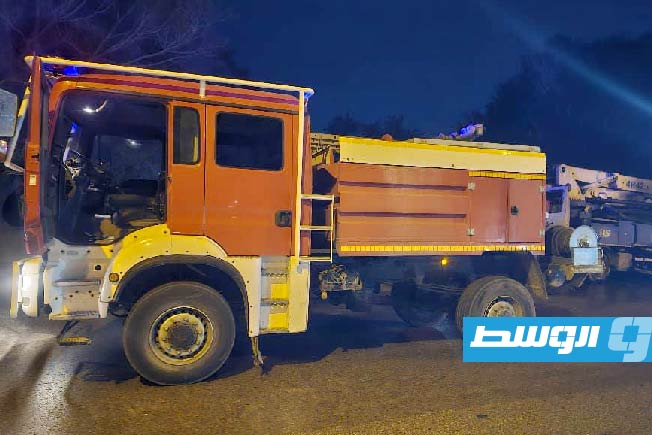 سيارة إطفاء قرب شاحنة أسمنت احترقت قرب جزيرة باب العزيزية بطرابلس، 16 ديسمبر 2025 (مديرية أمن طرابلس)