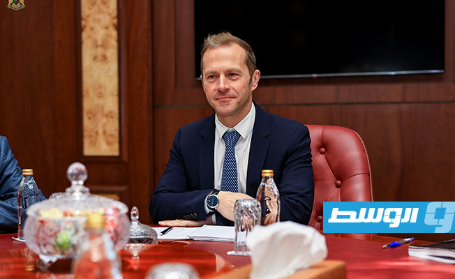 مبعوث الرئيس الفرنسي إلى ليبيا بول سولير خلال اجتماعه مع حفتر بمقر القيادة العامة في بنغازي. (القيادة العامة)