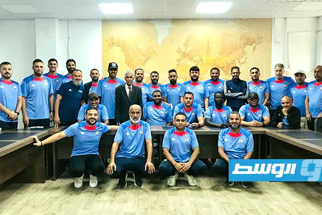 الموثق والمؤرخ الإعلامى الرياضى زين العابدين بركان مع المدربين الليبيين الشباب المشاركين في الدورة التدريبية للحصول على الرخصة «C». (تصوير - صلاح نجم)